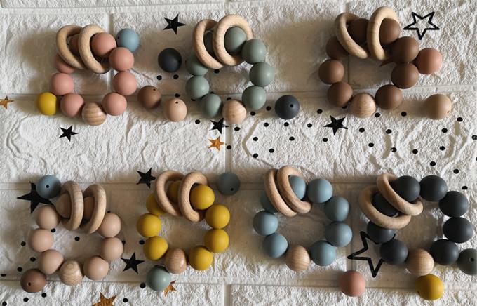 Изготовленное на заказ teether младенца силикона игрушек шариков силикона с деревянным браслетом 2